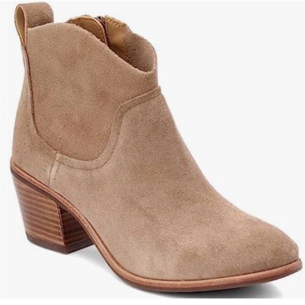 UGG Women's Kingsburg Tan Suede Boots, size 6.5, EUC. Super cute!!!🥰